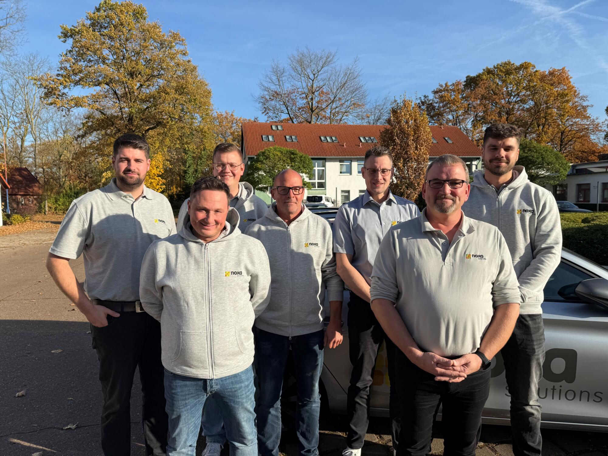 Das Bild zeigt die neuen Mitarbeiter von November